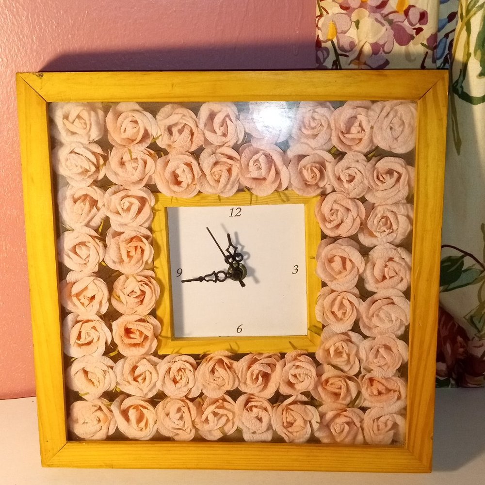 GORGEOUS WOODEN WALL CLOCK WITH PINK FLOWERS NEW BATTERY ALREADY INSTALLED